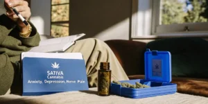 homme utilisant du cannabis sativa pour soulager l'anxiété avec des fleurs de cannabis sur une table